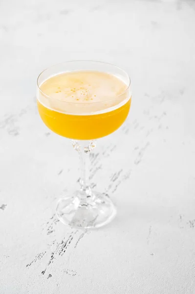 Bicchiere Cocktail Algonquin Sfondo Bianco Legno — Foto Stock