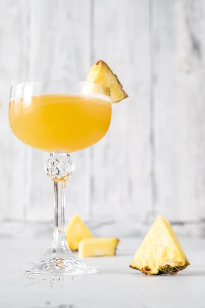 Glass Algonquin Cocktail Garnished Pineapple Slice — Stock Photo, Image