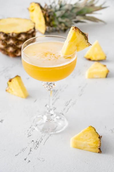 Bicchiere Cocktail Algonchina Guarnito Con Fetta Ananas — Foto Stock