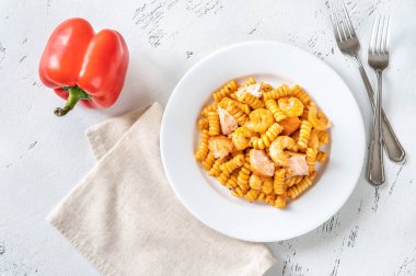 Bir porsiyon karides ve somon filetosu ile soslu makarna.