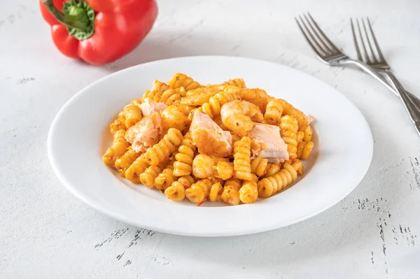 Bir porsiyon karides ve somon filetosu ile soslu makarna.