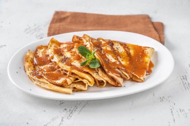 Karamelli ev yapımı krep yığını. 