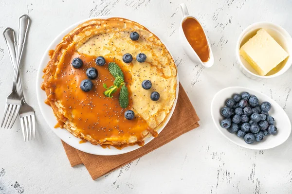 Pilha Crepes Caseiros Cobertos Com Caramelo Mirtilos Frescos — Fotografia de Stock