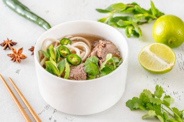 Bir kase Vietnamlı çorbası.)