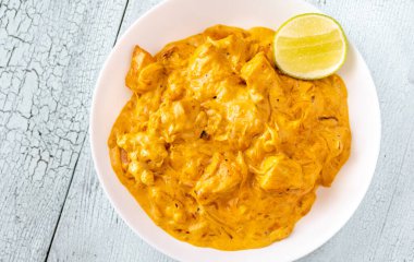 Masada bir kase körili tavuk.