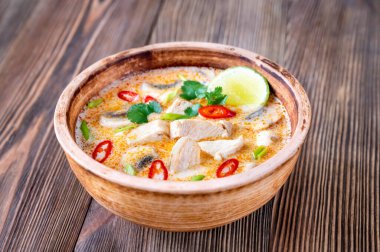 Bir kase Tom kha kai - Tayland tavuğu hindistan cevizi çorbası