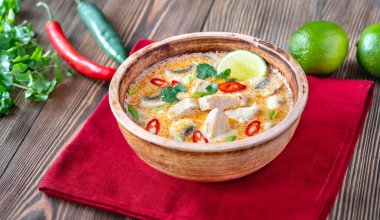 Bir kase Tom kha kai - Tayland tavuğu hindistan cevizi çorbası