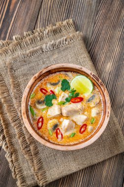 Bir kase Tom kha kai - Tayland tavuğu hindistan cevizi çorbası
