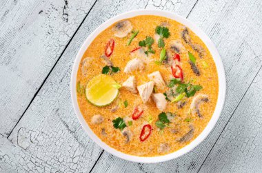 Bir kase Tom kha kai - Tayland tavuğu hindistan cevizi çorbası