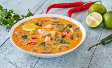 Bir kase Tom kha kai - Tayland tavuğu hindistan cevizi çorbası