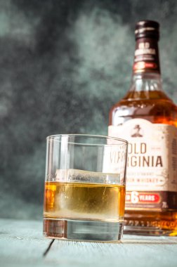 Sumy, UKRAINE 22 Şubat 2021 'de bir bardak Old Virginia viskisi. Old Virginia viskisi, Amerika Birleşik Devletleri 'nde Kentucky' de üretilen hakiki bir viskidir.