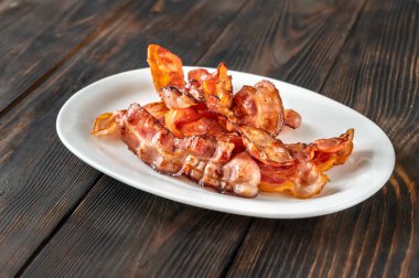 Beyaz servis tabağında kızarmış pastırma.