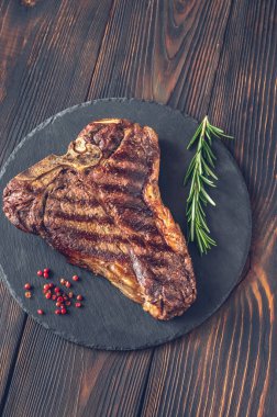 Taze biberiyeli ızgara biftek ve kırmızı biber.