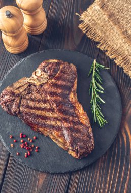 Taze biberiyeli ızgara biftek ve kırmızı biber.