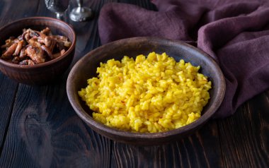 Kızarmış tavuklu safran risotto porsiyonu.