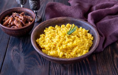 Kızarmış tavuklu safran risotto porsiyonu.