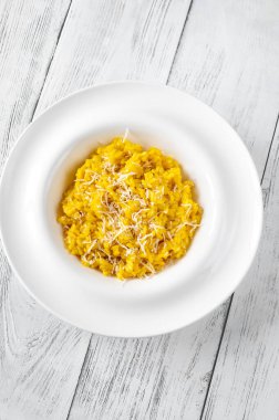 Ahşap masada safran risotto porsiyonu