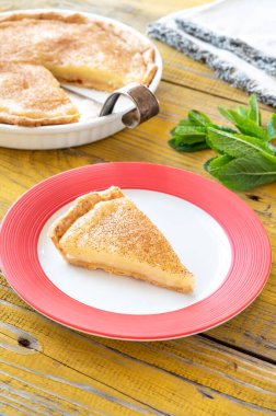 Tahta arka planda Indiana Şeker Kremalı Turtası