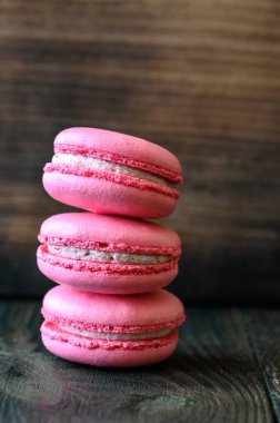 Pembe badem kurabiyeleri. Ahşap arka planda tatlı bazlı tatlı.