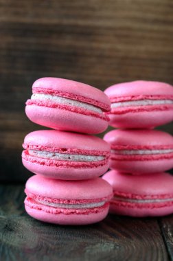 Pembe badem kurabiyeleri. Ahşap arka planda tatlı bazlı tatlı.