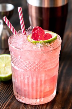 Bir bardak rom, limon suyu, portakal suyu ve ahududu şurubundan yapılmış Knickerbocker kokteyli.