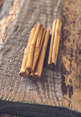 Ahşap arka planda gerçek tarçın çubukları