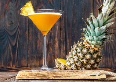 Bir bardak Downhill yarışçısı kokteyli. Ananas dilimleriyle süslenmiş.