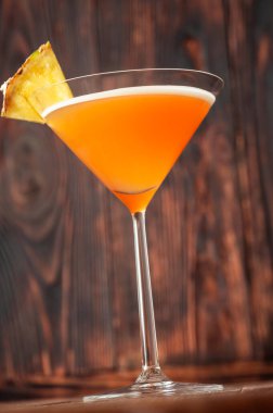 Bir bardak Downhill yarışçısı kokteyli. Ananas dilimleriyle süslenmiş.