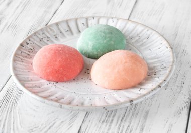  Mochi - Japon pirinç keki servis tabağında