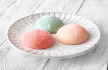 Mochi - Japon pirinç keki servis tabağında