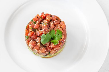 Beyaz ve siyah susam tohumlu ton balıklı tart