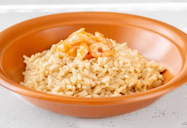 Kasede karidesle süslenmiş risotto porsiyonu.