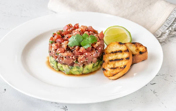 Tonno Tartare Con Avocado Semi Sesamo — Foto Stock