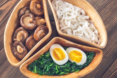 Sağlıklı kase pirinç eriştesi, terbiye edilmiş şitake ve buğulanmış ıspanak.