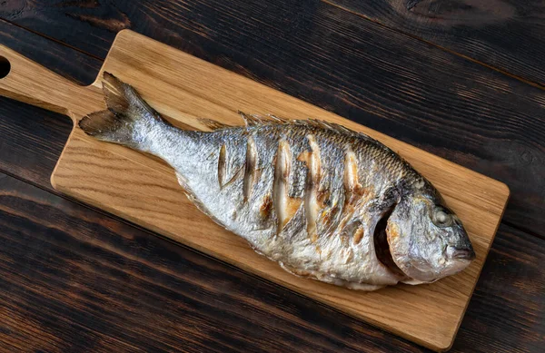 Gegrillter Dorada Fisch Auf Dem Holzbrett — Stockfoto