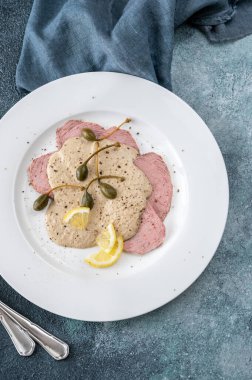 Vitello tonto - İtalyan yemeği soğuk, dilimlenmiş dana eti