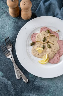 Vitello tonto - İtalyan yemeği soğuk, dilimlenmiş dana eti