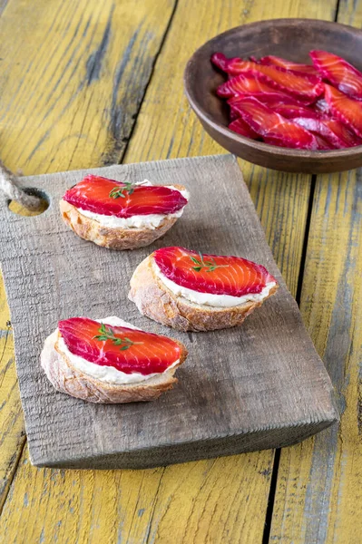 Sandwiches Cream Cheese Beetroot Cured Salmon — Stock Photo, Image