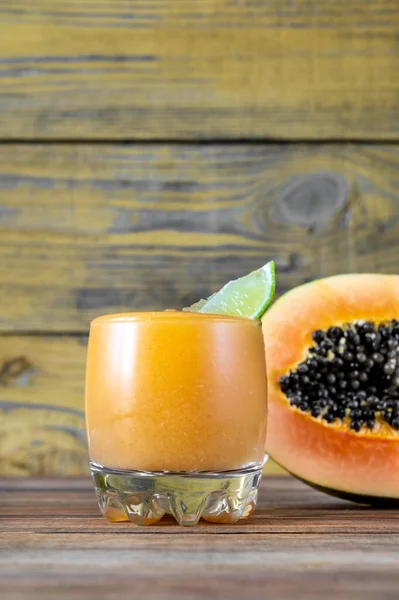 Glas Papaya Caliente Fruktig Rom Cocktail Med Färsk Papaya Frukt — Stockfoto