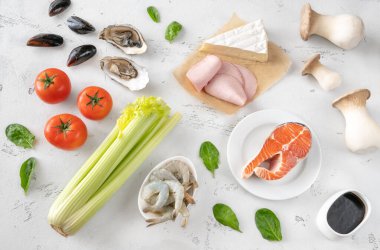 Umami 'nin çeşitliliği - beyaz arka planda zengin yiyecekler