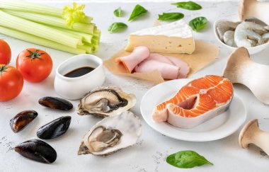 Umami 'nin çeşitliliği - beyaz arka planda zengin yiyecekler