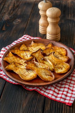 Servis tabağında kızarmış kral istiridye mantarı.