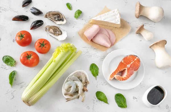 Umami Nin Çeşitliliği Beyaz Arka Planda Zengin Yiyecekler — Stok fotoğraf
