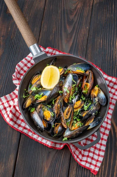 Mejillones Fritos Con Limón Perejil Fresco Sartén —  Fotos de Stock