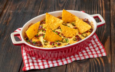 Bir tabak Jalapeno soslu peynir ve pastırma.