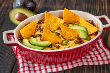 Bir tabak Jalapeno soslu peynir ve pastırma.