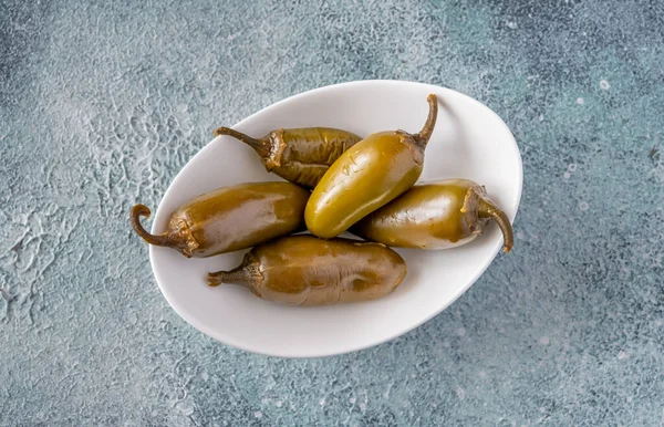 Bol Poivrons Jalapeno Verts Marinés Sur Fond Gris — Photo