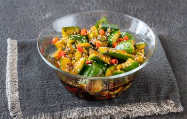 Bir kase Çin salatalığı ezmesi.