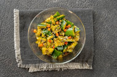 Bir kase Çin salatalığı ezmesi.