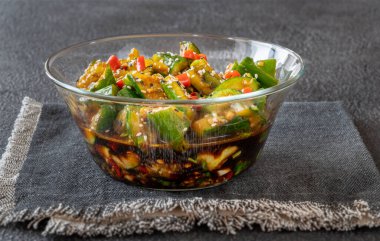 Bir kase Çin salatalığı ezmesi.